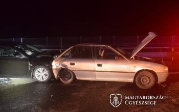 Az eget kémlelte, emiatt szaladt bele hátulról a másik autóba