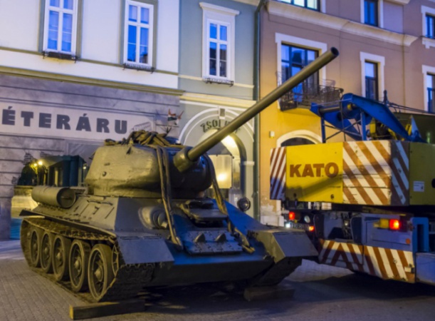 Tíz éve került tank a sétálóutcába