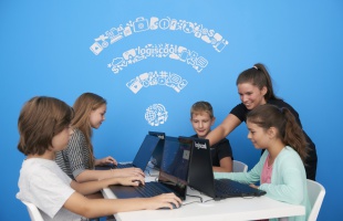 Programozni tanít a jövő iskolája: világelső a magyar Logiscool