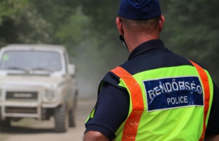 Rendőrök ellenőrzik az utakat a somogybabodi Offroad Fesztivál környékén
