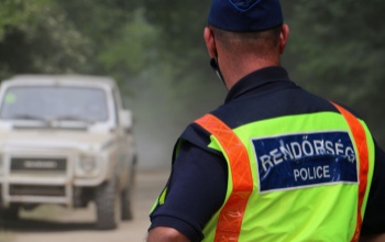 Rendőrök ellenőrzik az utakat a somogybabodi Offroad Fesztivál környékén