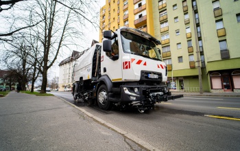 Folyamatosan dolgozik a város legnagyobb seprőgépe