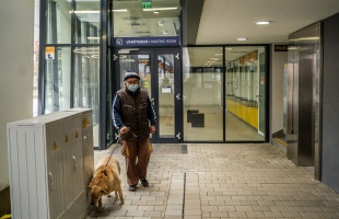 Éjféltől kötelező a maszk a közterületeken is