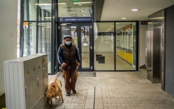 Éjféltől kötelező a maszk a közterületeken is