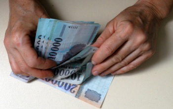 A gondjaira bízott személyek pénzét sikkasztotta el  a kaposvári gondnok