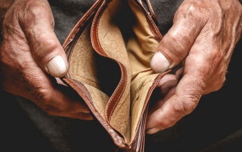 Egy fiatal lány elterelte a nagyanyja figyelmét, addig a barátja ellopta a pénzét