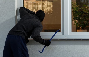 Függöny mögött rejtőzött el a betörőpáros