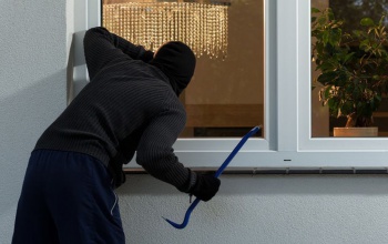 Függöny mögött rejtőzött el a betörőpáros