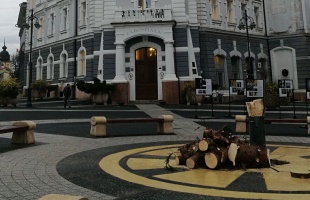 Elvitték a fenyőt a Kossuth térről