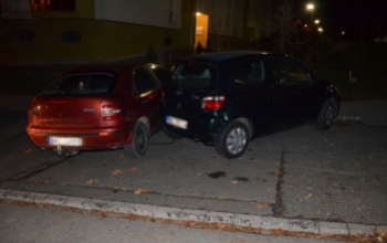 Parkoló autóknak csapódott, majd elhajtott a helyszínről