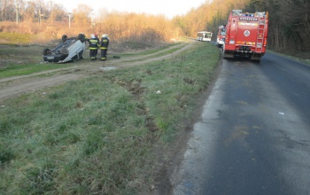 Büntetőfékezett a Pécsi utcában, fejreállt az árokban a mögötte haladó autó