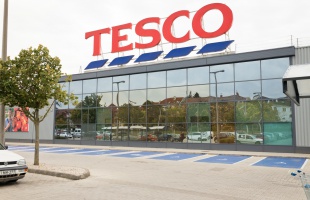 Megújult formában, ünnepi programokkal várja a vásárlókat az első vidéki Tesco hipermarket