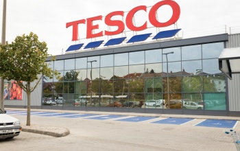 Megújult formában, ünnepi programokkal várja a vásárlókat az első vidéki Tesco hipermarket