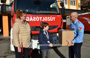 Tűzoltók vitték el az ajándékokat az egyszülős családoknak