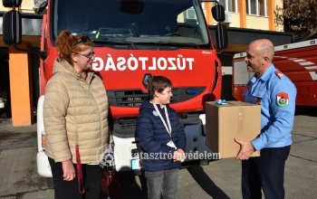 Tűzoltók vitték el az ajándékokat az egyszülős családoknak