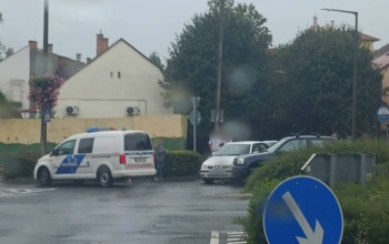Két autó koccant a Bethlen téri körforgalomban - óvatosan arra