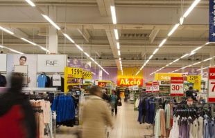 Nincs elég munkás, akadozik az ellátás a Tescókban