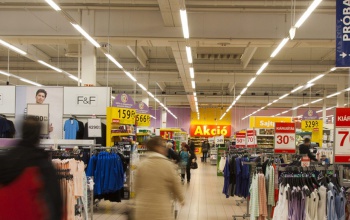 Nincs elég munkás, akadozik az ellátás a Tescókban