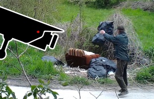 Lebukott: hanyag eleganciával hajította el szemeteszsákját egy kaposvári férfi - videó