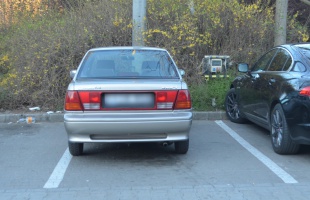 Meghúzta az autót a parkolóban, majd eltűnt