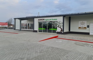 Megújult környezetben és széles választékkal várják a vásárlókat az Adron Kertészeti Áruházban