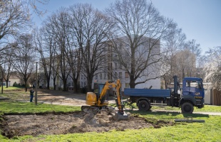 Vadonatúj játékokkal újul meg a Kereszt utcai játszótér