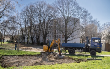 Vadonatúj játékokkal újul meg a Kereszt utcai játszótér