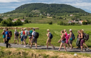 Mindenkit várnak, aki nem riad vissza 300 ezer lépéstől