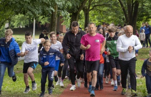 Átadták a Kinizsi lakótelepi futókört - több száz gyerek avatta fel a pályát