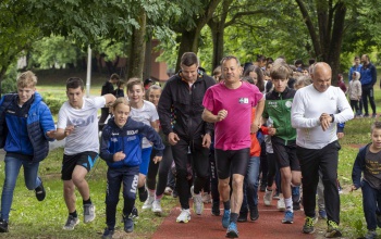 Átadták a Kinizsi lakótelepi futókört - több száz gyerek avatta fel a pályát