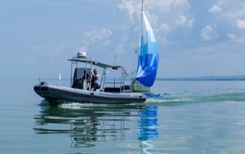 Bajbajutott horgászt mentettek ki a Balatonból