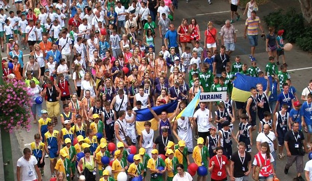 Így vonul 4000 focista
