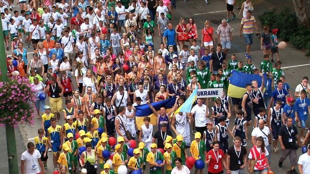 Így vonul 4000 focista