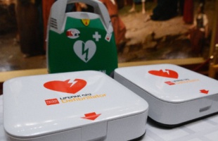 Száz defibrillátort adtak át