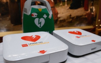 Száz defibrillátort adtak át
