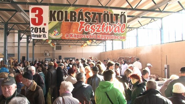 Tömegek harcoltak a kolbászokért