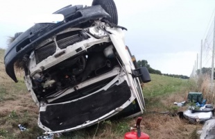 Felborult egy kisteherautó szerda reggel