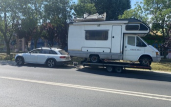Horrorkaraván: lakókocsit szállított az utánfutón