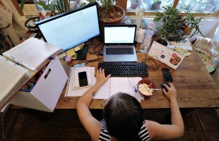 Fizetéskiegészítést kaphatnak a home office-ban dolgozók