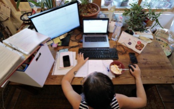 Fizetéskiegészítést kaphatnak a home office-ban dolgozók