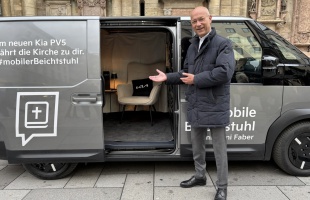 Mobil gyónófülkével járja be Bécset a Stephansdom plébánosa