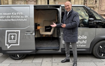 Mobil gyónófülkével járja be Bécset a Stephansdom plébánosa