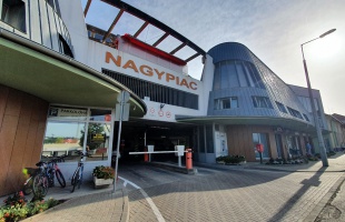 Autósok figyelem! Megváltozott a forgalmi rend a nagypiac parkolójában