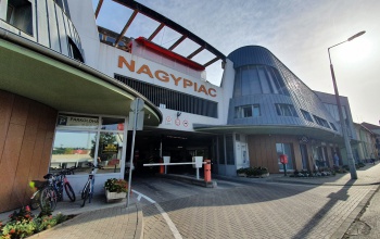 Autósok figyelem! Megváltozott a forgalmi rend a nagypiac parkolójában