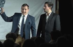 François Villon modern köntösben - parádés előadást csíptünk el a a TIT Irodalmi Kávéházában