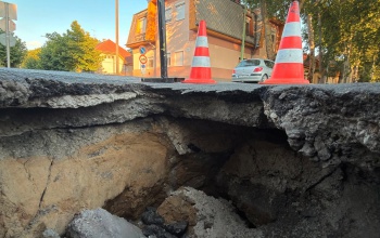 Beszakadt úttest nehezíti a közlekedést