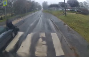 Sokkoló felvétel - videón, ahogy gyalogost gázolnak az egyetemnél