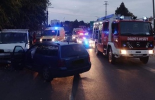 Frontálisan ütközött egy kisteherautó és egy személyautó, ketten megsérültek