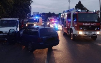 Frontálisan ütközött egy kisteherautó és egy személyautó, ketten megsérültek
