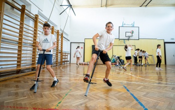 Élményt adnak az új sporteszközök a Kisfaludy iskolában